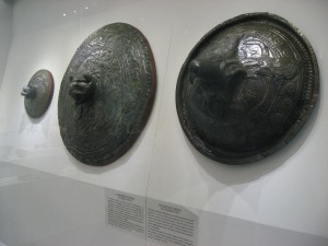 Skjolde af bronze, der er ofret i Ida hulen omkring år 900 f.v.t.